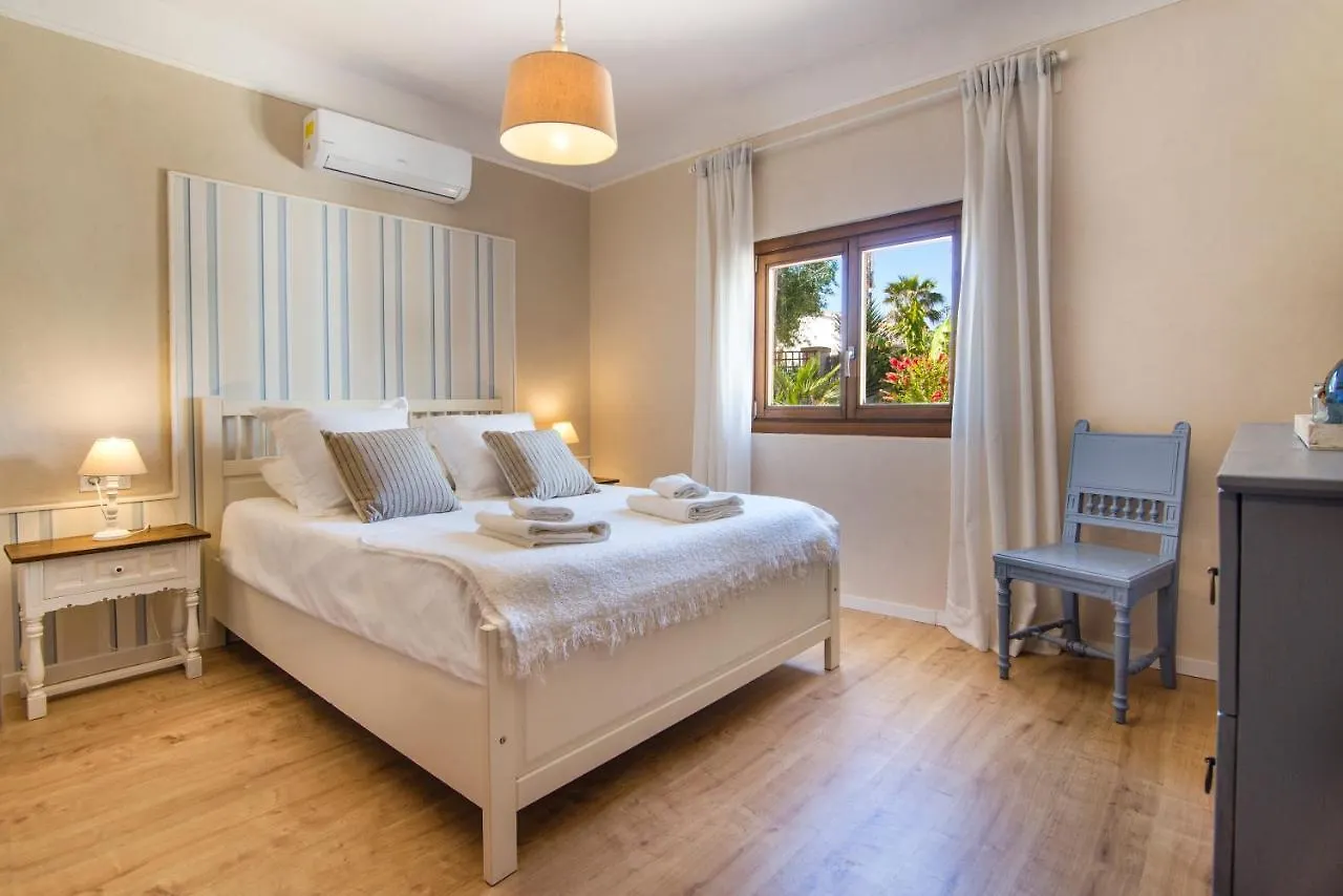 Casa Azul Stylish Beach House For 4 Adults And 1 Child In Cala Llombards בית נופש